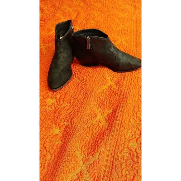 Vince Camuto Shoes - Vince camuto leather boots in black. Very good condition.